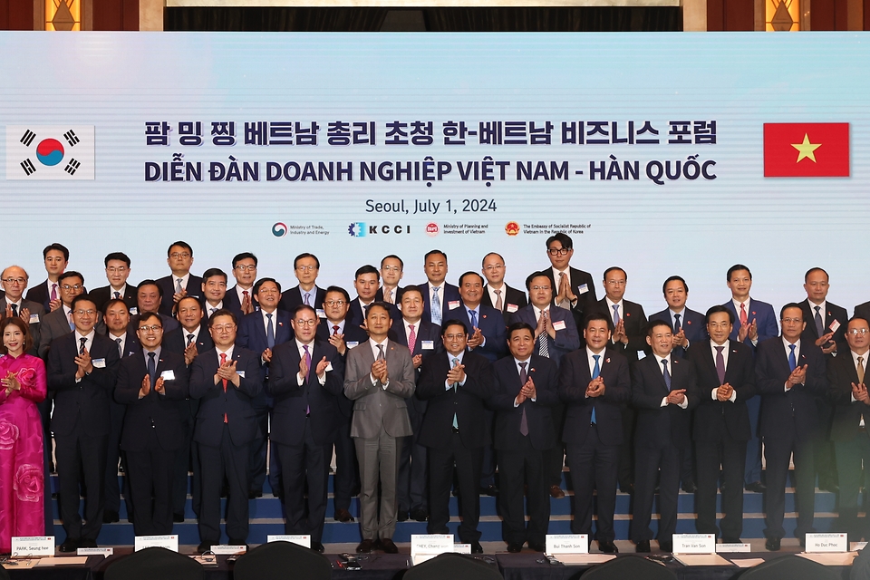 1일 서울 중구 롯데호텔에서 열린 ‘한·베트남 비즈니스 포럼’에서 안덕근 산업통상자원부 장관, 팜 밍 찡 베트남 총리 등 기업 및 기관 관계자들이 기념촬영을 하고 있다. 이번 포럼은 한·베트남 수교 30주년을 맞아 포괄적 전략적 동반자 관계로 격상되면서 경제협력 활성화 방안을 모색하고자 마련됐다.