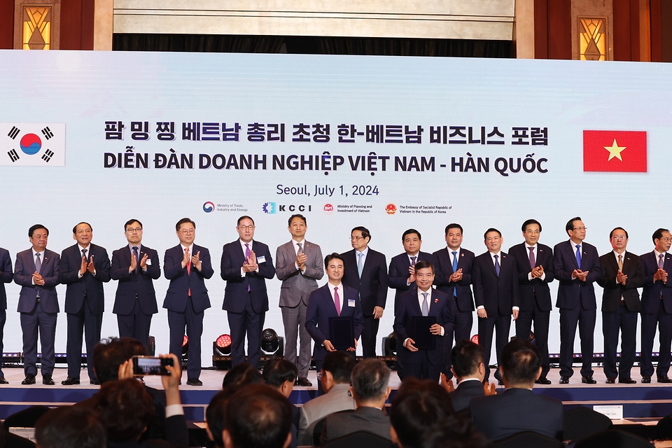1일 서울 중구 롯데호텔에서 열린 ‘한·베트남 비즈니스 포럼’에서 기업 및 기관 관계자들의 업무협약식이 진행되고 있다. 이날 SK, 포스코, 효성 등 19개 한국 기업·기관과 18개 베트남 기업·기관 등이 참여한 가운데 업무협약(MOU) 23건이 체결됐다.