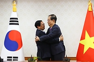 한덕수 국무총리가 2일 서울 종로구 정부서울청사에서 열린 ‘한-베트남 총리 회담’에서 팜밍찡(Pham Minh Chinh) 베트남 총리와 포옹하고 있다.