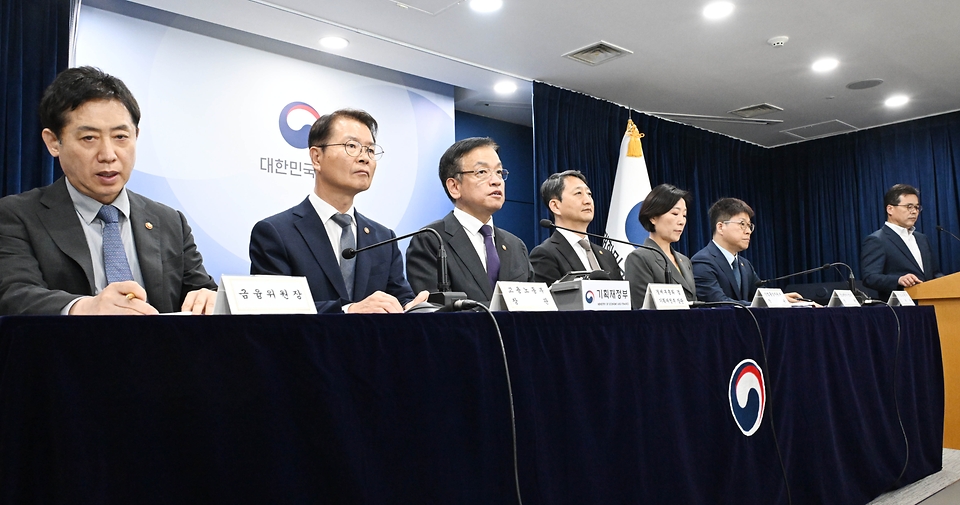 최상목 경제부총리 겸 기획재정부 장관이 3일 서울 종로구 정부서울청사에서 ‘2024년 하반기 경제정책방향 및 역동경제 로드맵 관계부처 합동브리핑’을 하고 있다.