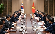 윤석열 대통령이 2일 서울 용산 대통령실 청사에서 팜밍찡(Pham Minh Chinh) 베트남 총리를 접견하고 있다.