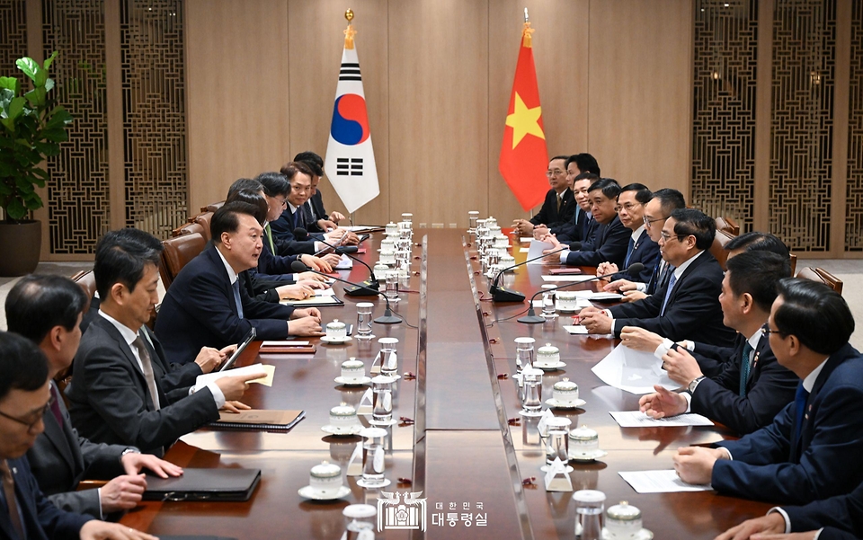 윤석열 대통령이 2일 서울 용산 대통령실 청사에서 팜밍찡(Pham Minh Chinh) 베트남 총리를 접견하고 있다.