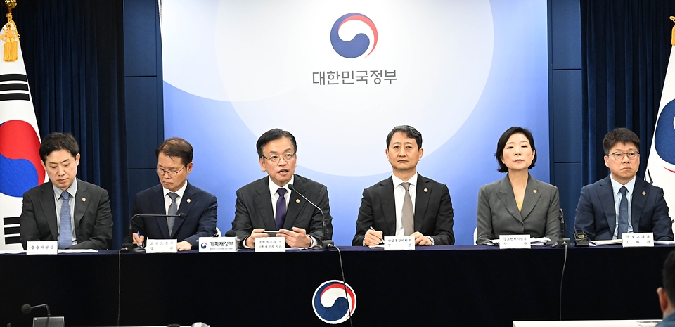 최상목 경제부총리 겸 기획재정부 장관이 3일 서울 종로구 정부서울청사에서 ‘2024년 하반기 경제정책방향 및 역동경제 로드맵 관계부처 합동브리핑’을 하고 있다.