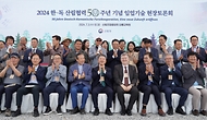 남성현 산림청장이 3일 강원특별자치도 산림조합중앙회 강릉교육원에서 열린 ‘한국-독일 산림협력 50주년 기념 임업기술 현장토론회’에서 참석자들과 기념 촬영을 하고 있다. 
