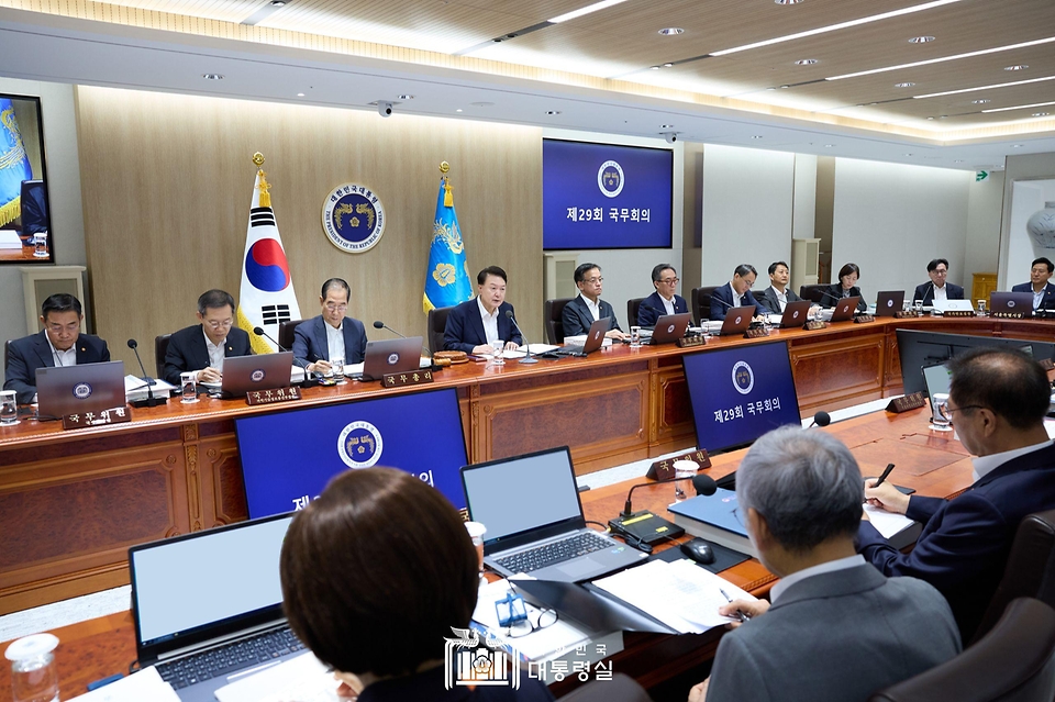 윤석열 대통령이 2일 서울 용산 대통령실 청사에서 열린 ‘제29회 국무회의’를 주재하며 발언하고 있다.