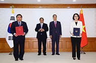 한덕수 국무총리와 팜밍찡(Pham Minh Chinh) 베트남 총리가 2일 서울 종로구 정부서울청사에서 열린 ‘한-베트남 간 양해각서 및 계약 교환식’에 임석해 강인선 외교부 2차관과 베트남 응우옌 찌 중(Nguyen Chi Dung) 기획투자부 장관의 한국의 대 베트남 무상원조에 관한 양해각서 체결 후 기념 촬영을 하고 있다.