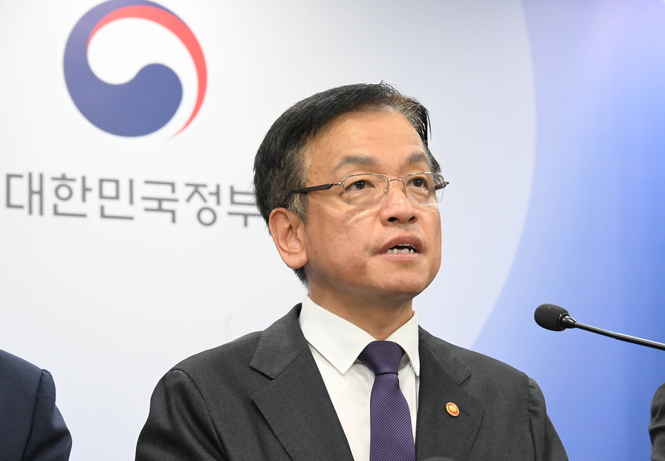 최상목 경제부총리 겸 기획재정부 장관이 3일 서울 종로구 정부서울청사에서 ‘2024년 하반기 경제정책방향 및 역동경제 로드맵 관계부처 합동브리핑’을 하고 있다.