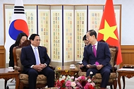 한덕수 국무총리가 2일 서울 종로구 정부서울청사에서 팜밍찡(Pham Minh Chinh) 베트남 총리를 접견하고 있다.