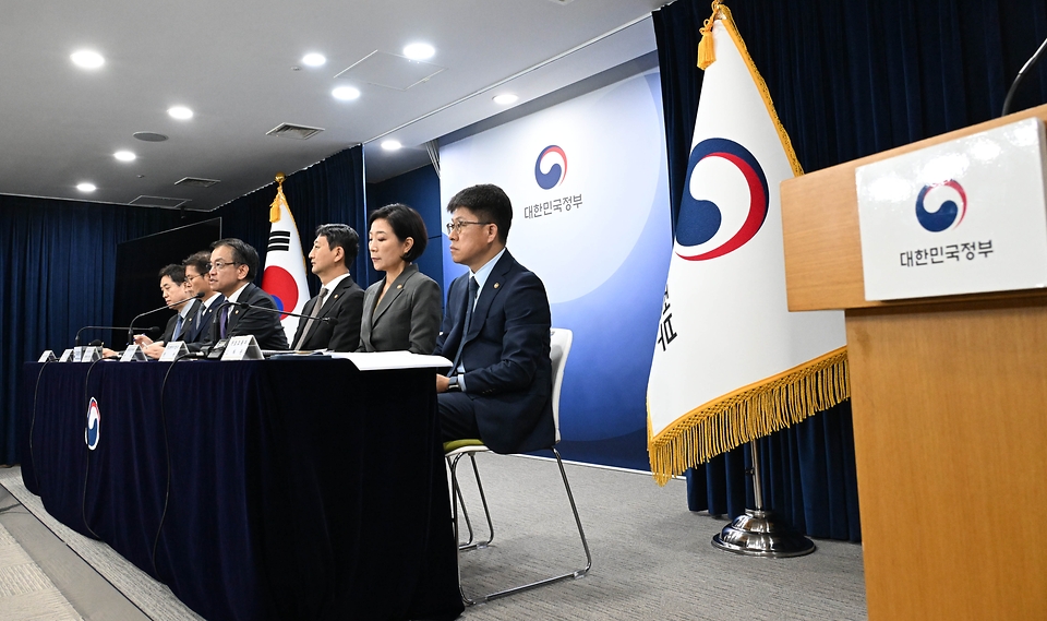최상목 경제부총리 겸 기획재정부 장관이 3일 서울 종로구 정부서울청사에서 ‘2024년 하반기 경제정책방향 및 역동경제 로드맵 관계부처 합동브리핑’을 하고 있다.
