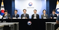 최상목 경제부총리 겸 기획재정부 장관이 3일 서울 종로구 정부서울청사에서 ‘2024년 하반기 경제정책방향 및 역동경제 로드맵 관계부처 합동브리핑’을 하고 있다. (왼쪽부터, 김주현 금융위원장, 이정식 고용노동부 장관, 최상목 경제부총리 겸 기획재정부 장관, 안덕근 산업통상자원부 장관, 오영주 중소벤처기업부 장관, 진현환 국토교통부 1차관)