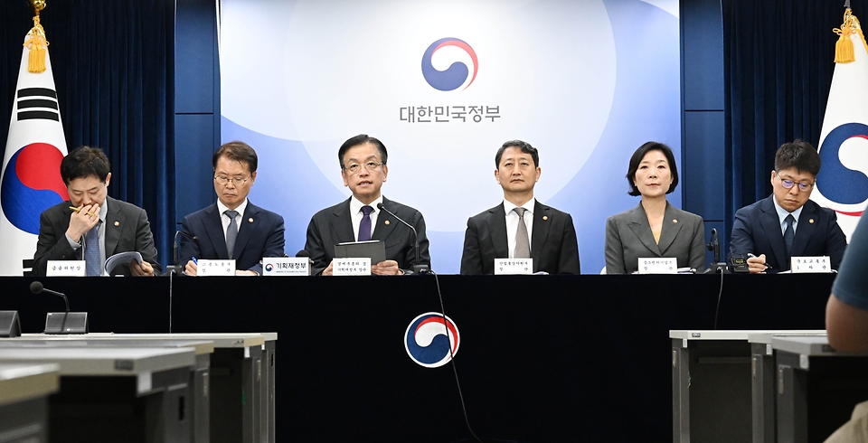 최상목 경제부총리 겸 기획재정부 장관이 3일 서울 종로구 정부서울청사에서 ‘2024년 하반기 경제정책방향 및 역동경제 로드맵 관계부처 합동브리핑’을 하고 있다. (왼쪽부터, 김주현 금융위원장, 이정식 고용노동부 장관, 최상목 경제부총리 겸 기획재정부 장관, 안덕근 산업통상자원부 장관, 오영주 중소벤처기업부 장관, 진현환 국토교통부 1차관)