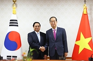 한덕수 국무총리가 2일 서울 종로구 정부서울청사에서 열린 ‘한-베트남 총리 회담’에서 팜밍찡(Pham Minh Chinh) 베트남 총리와 악수하고 있다. 