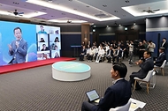 이상민 행정안전부 장관이 3일 서울 서초구 외교타운에서 열린 모바일 재외국민 신원확인증 오픈 기념식에서 디지털플랫폼정부위원회, 재외동포청과 함께 해외에 거주하는 국민의 다양한 의견을 청취하는 간담회를 하고 있다.