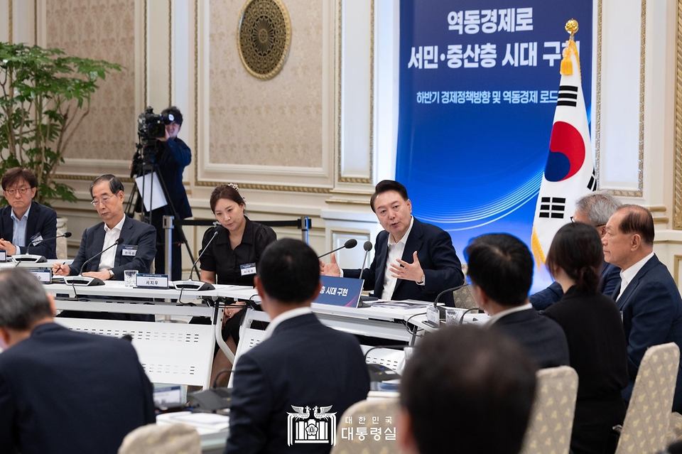 윤석열 대통령이 3일 서울 종로구 청와대 영빈관에서 열린 ‘하반기 경제정책방향 및 역동경제 로드맵 발표’ 회의에서 마무리 발언을 하고 있다.