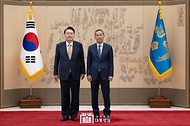윤석열 대통령이 3일 서울 용산 대통령실 청사에서 열린 재외공관장 신임장 수여식에서 권혁운 주세네갈대사에게 신임장을 수여한 뒤 기념 촬영을 하고 있다.