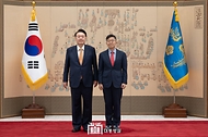 윤석열 대통령이 3일 서울 용산 대통령실 청사에서 열린 재외공관장 신임장 수여식에서 최진원 주몽골대사에게 신임장을 수여한 뒤 기념 촬영을 하고 있다. 