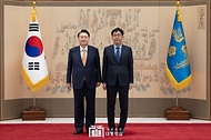 윤석열 대통령이 3일 서울 용산 대통령실 청사에서 열린 재외공관장 신임장 수여식에서 원도연 주우즈베키스탄대사에게 신임장을 수여한 뒤 기념 촬영을 하고 있다. 