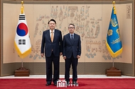 윤석열 대통령이 3일 서울 용산 대통령실 청사에서 열린 재외공관장 신임장 수여식에서 이장 주볼리비아대사에게 신임장을 수여한 뒤 기념 촬영을 하고 있다.