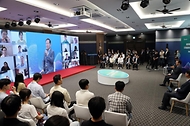 이상민 행정안전부 장관이 3일 서울 서초구 외교타운에서 열린 모바일 재외국민 신원확인증 오픈 기념식에서 디지털플랫폼정부위원회, 재외동포청과 함께 해외에 거주하는 국민의 다양한 의견을 청취하는 간담회를 하고 있다.