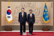 윤석열 대통령이 3일 서울 용산 대통령실 청사에서 열린 재외공관장 신임장 수여식에서 윤연진 주모로코대사에게 신임장을 수여한 뒤 기념 촬영을 하고 있다. 