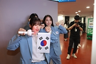 9일 서울 송파구 올림픽공원 올림픽홀에서 열린 2024 파리하계 올림픽 선수단 결단식에 앞서 선수들이 사진을 찍고 있다.