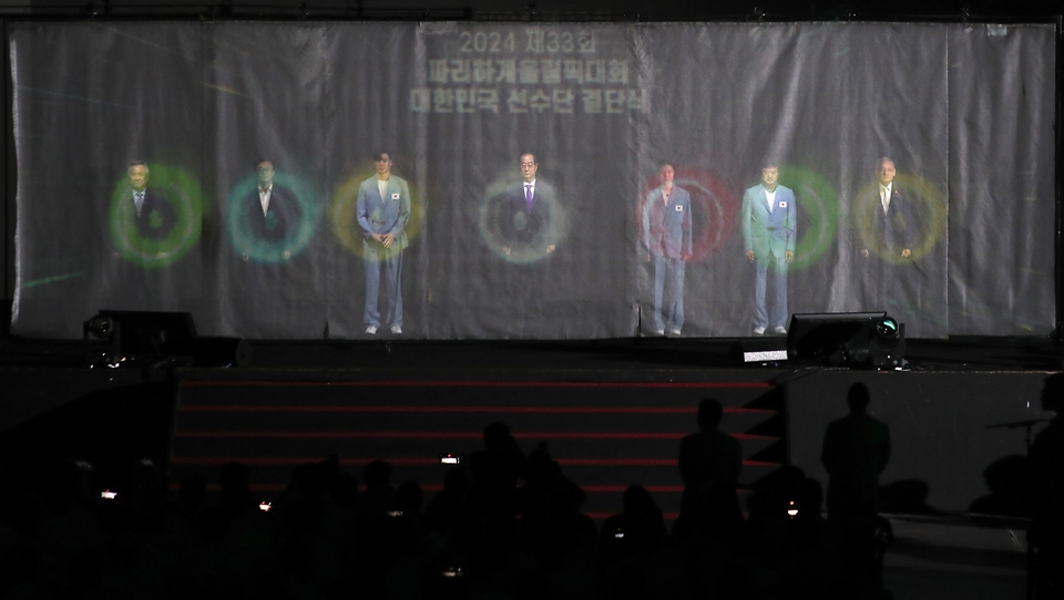 9일 서울 송파구 올림픽공원 올림픽홀에서 열린 2024 파리하계올림픽 선수단 결단식에서 한덕수 국무총리, 유인촌 문화체육관광부 장관, 이기홍 대한체육회장, 전재수 문화체육관광위원회 위원 등이 선전 기원 세리머니를 하고 있다. 