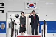 7월 8일 윤석열 대통령 부부는 NATO 정상회의 참석을 위해 출국했습니다.