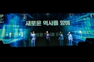 한덕수 국무총리가 9일 서울 송파구 올림픽공원 올림픽홀에서 열린 파리올림픽 선수단 결단식에서 선수단 선전 기원 세리머니를 하고 있다.
