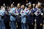 9일 서울 송파구 올림픽공원 올림픽홀에서 열린 2024 파리하계올림픽 선수단 결단식에서 한덕수 국무총리, 유인촌 문화체육관광부 장관, 이기홍 대한체육회장, 전재수 문화체육관광위원회 위원과 선수단이 선전 기원 세리머니를 하고 있다. 