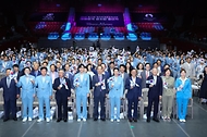 한덕수 국무총리가 9일 서울 송파구 올림픽공원 올림픽홀에서 열린 파리올림픽 선수단 결단식에서 유인촌 문화체육관광부 장관, 이기흥 대한체육회장 및 참가 선수단과 함께 기념 촬영을 하고 있다.