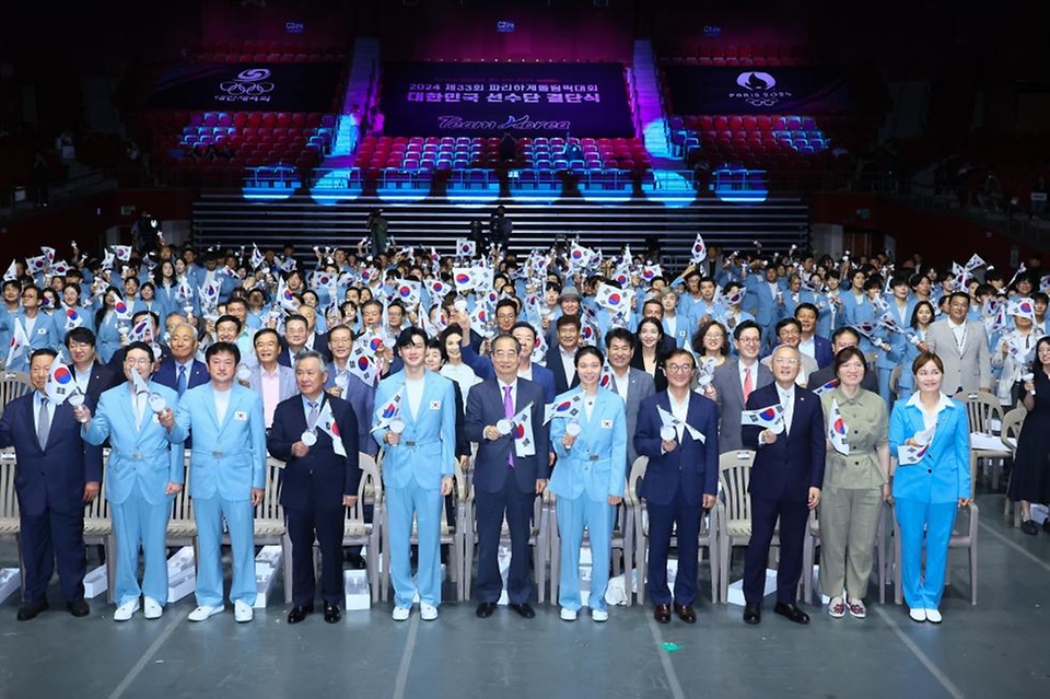 한덕수 국무총리가 9일 서울 송파구 올림픽공원 올림픽홀에서 열린 파리올림픽 선수단 결단식에서 유인촌 문화체육관광부 장관, 이기흥 대한체육회장 및 참가 선수단과 함께 기념 촬영을 하고 있다.