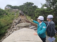 최응천 국가유산청장이 9일 서울 종로구 소재 사적 서울 한양도성을 방문, 호우로 일부가 붕괴된 성벽과 탐방로의 피해 규모를 확인한 뒤 관계자들과 긴급조치 방안을 논의하고 있다. 
