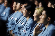 9일 서울 송파구 올림픽공원 올림픽홀에서 열린 2024 파리하계올림픽 선수단 결단식에서 선수단이 축하무대를 보고 있다.