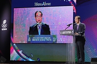 한덕수 국무총리가 9일 서울 송파구 올림픽공원 올림픽홀에서 열린 2024 파리하계올림픽 선수단 결단식에서 격려사를 하고 있다.