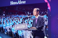 한덕수 국무총리가 9일 서울 송파구 올림픽공원 올림픽홀에서 열린 파리올림픽 선수단 결단식에서 격려사를 하고 있다.