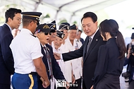 윤석열 대통령과 김건희 여사가 8일(현지시간) 미국 하와이 국립 태평양 기념 묘지를 방문해 헌화한 뒤 6·25참전 미군 용사들과 인사하고 있다. 