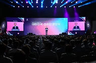 한덕수 국무총리가 9일 서울 송파구 올림픽공원 올림픽홀에서 열린 파리올림픽 선수단 결단식에서 격려사를 하고 있다.