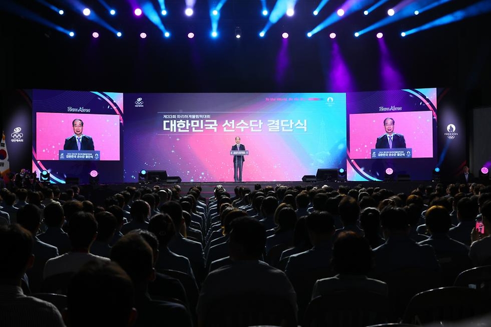 한덕수 국무총리가 9일 서울 송파구 올림픽공원 올림픽홀에서 열린 파리올림픽 선수단 결단식에서 격려사를 하고 있다.