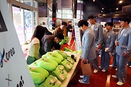 9일 서울 송파구 올림픽공원 올림픽홀에서 열린 2024 파리하계올림픽 선수단 결단식에 앞서 선수단이 캐릭터인형을 받고 있다.