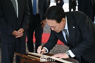 윤석열 대통령이 8일(현지시간) 미국 하와이 국립 태평양 기념 묘지에서 방명록을 작성하고 있다. 