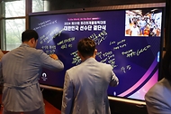 9일 서울 송파구 올림픽공원 올림픽홀에서 열린 2024 파리하계올림픽 선수단 결단식에서 선수들이 메시지를 남기고 있다.