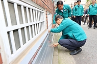 한덕수 국무총리가 11일 서울 마포구 침수취약 주택가를 방문해 침수방지대책을 점검하며 물막이판 장착을 시연하고 있다.