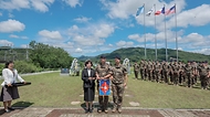 강정애 국가보훈부 장관이 10일 경기도 양평군 지평면 UN기념비에서 열린 프랑스 지평리전투 기념식에 참석하여 생시르 대표생도와 유족대표에게 깃발을 수여하고 있다.