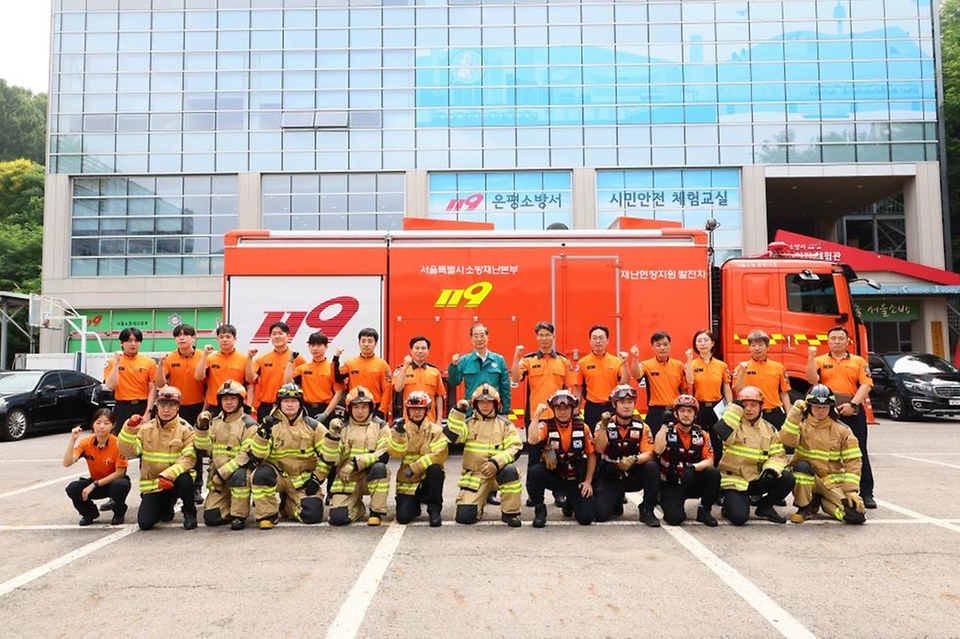 한덕수 국무총리가 11일 서울 은평소방서를 방문해 풍수해 긴급구조대책, 발전배수차 운용 현황 등을 점검한 뒤 대원들과 기념 촬영을 하고 있다.