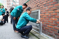한덕수 국무총리가 11일 서울 마포구 침수취약 주택가를 방문해 침수방지대책을 점검하며 물막이판 장착을 시연하고 있다.