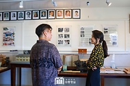 김건희 여사가 9일(현지시간) 미국 하와이 호놀룰루의 한인기독교회를 방문해 전시관인 독립기념관과 교회 예배당 내부 등을 살펴보고 있다.