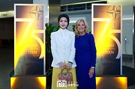 김건희 여사가 10일(현지시간) 미국 워싱턴DC 스미소니언 미국역사박물관에서 열린 북대서양조약기구(NATO·나토) 75주년 정상회의 공식 배우자 프로그램에 참석, 조 바이든(Joe Biden) 미국 대통령의 부인 질 바이든(Jill Biden) 여사와 기념 촬영을 하고 있다.