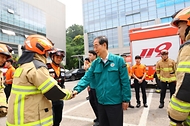 한덕수 국무총리가 11일 서울 은평소방서를 방문해 풍수해 긴급구조대책을 보고 받고 근무자를 격려하고 있다. 