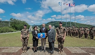 강정애 국가보훈부 장관이 10일 경기도 양평군 지평면 UN기념비에서 열린 프랑스 지평리전투 기념식에 참석하여 생시르 대표생도와 유족대표에게 깃발을 수여하고 있다.