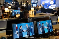 윤석열 대통령과 옌스 스톨텐베르그(Jens Stoltenberg) 북대서양조약기구(NATO·나토) 사무총장이 11일(현지시간) 미국 워싱턴 D.C. 월터 E. 워싱턴 컨벤션센터에서 한국이 아시아 국가 최초로 NATO와 서명한 ‘감항 인증 인정서’를 교환하고 있다.